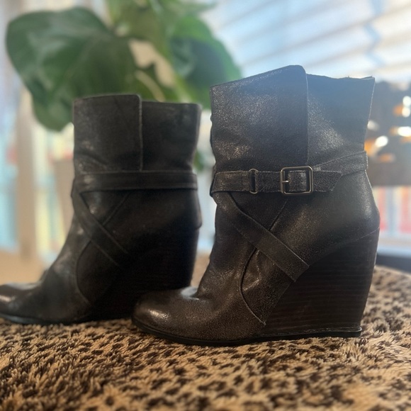 BCBG distressed Gray buckle wedge ankle boots - Picture 5 of 7